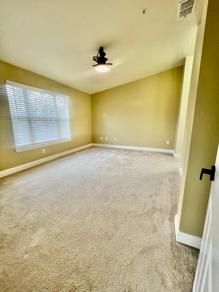 Master bedroom - 115 Legendary Dr