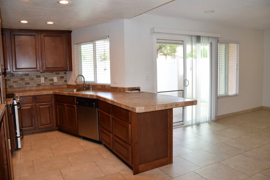 Building Photo - 44553 La Paz Rd