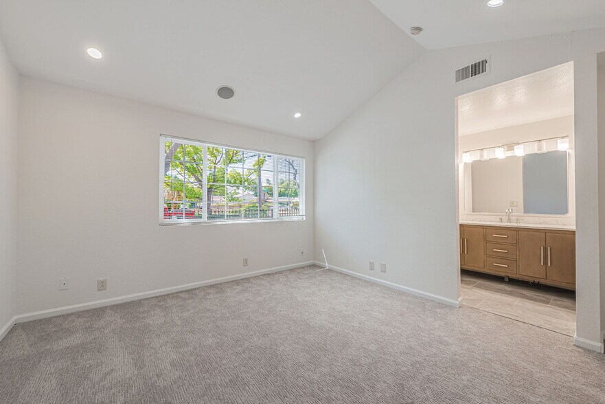 Building Photo - 1246 Hollyburne Ave