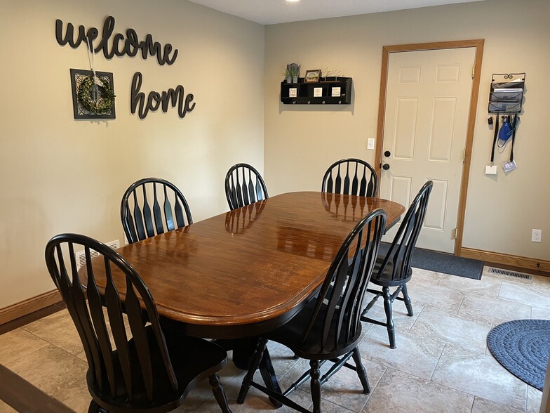Large eating area - 10909 Russell Ave S