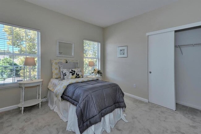 Building Photo - Spacious Remodeled Top Floor Condo, A/C, W...