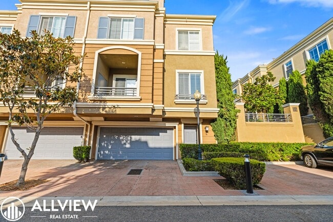 Building Photo - Rare 2 Bed 2.5 Bath Available Now!!