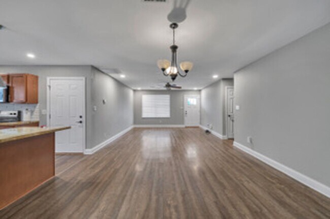 Building Photo - Knoxville 37912 - 3 bedroom 2 bath - call Kathy Leveille 865-556-0370