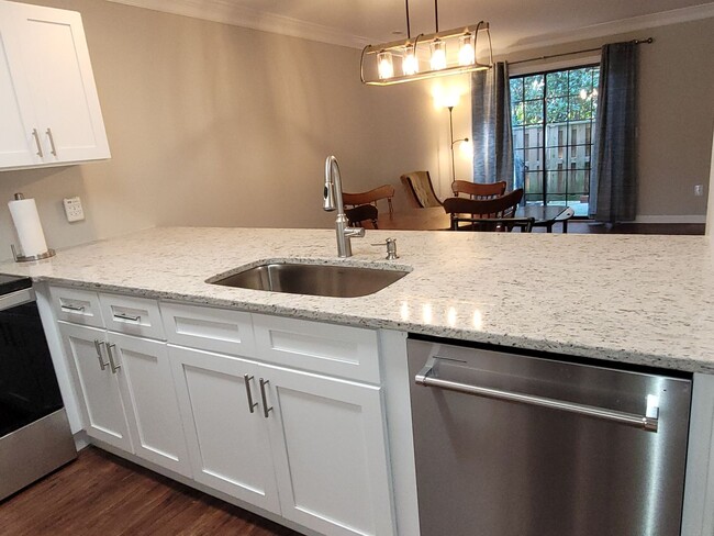 Building Photo - Furnished 3 BR, 3 BH Townhouse in Wilmington!