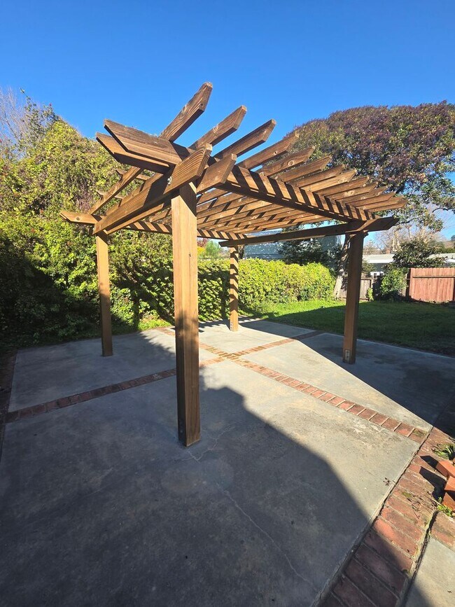 Building Photo - West Side Petaluma Gem- Beautiful 3 bedroom 2 bathroom