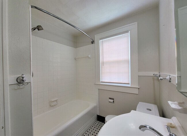 Building Photo - 69 Greenbriar Ave