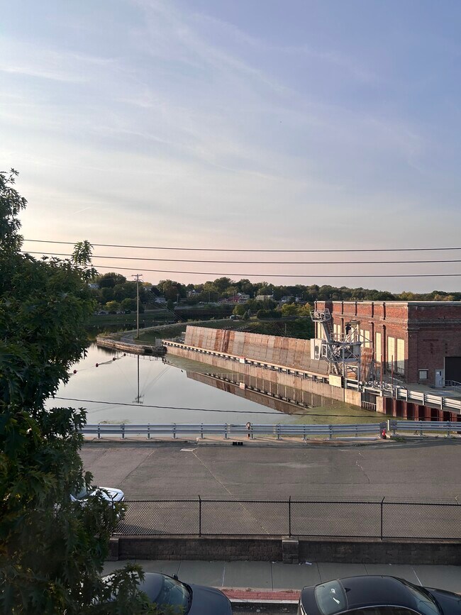 Building Photo - 2 School St