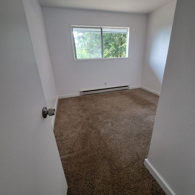 Building Photo - Quaint one bedroom, desirable unit