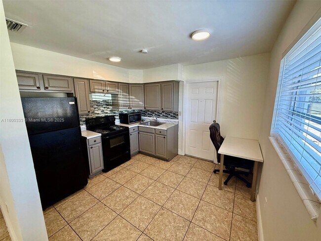 Primary Photo - 2633 NW 9th Ave