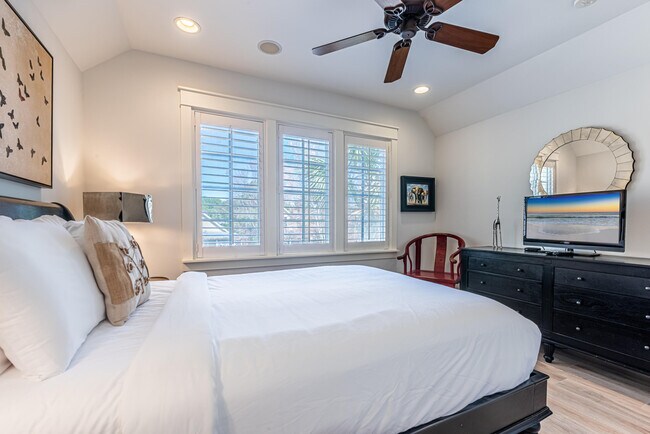Building Photo - 2442 Bungalo Ln