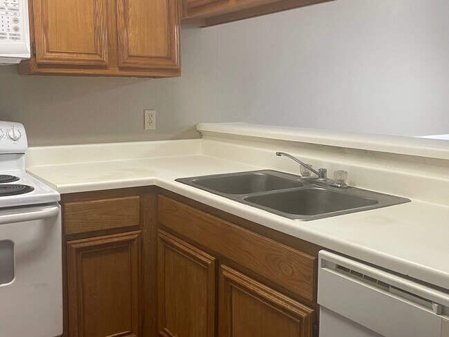 Building Photo - 2220 Millstone Dr