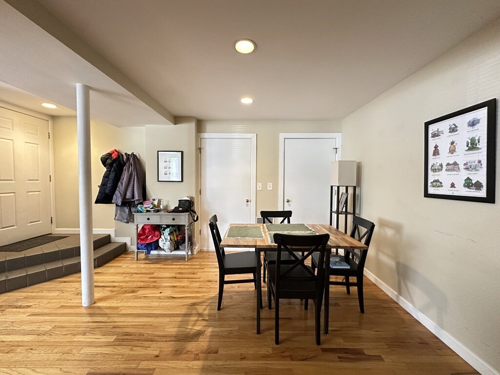 Building Photo - 3340 N Southport Ave