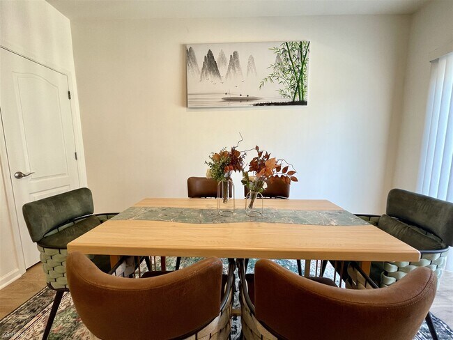 Building Photo - 4 br, 3.5 bath Townhome - 1733 Primrose Way