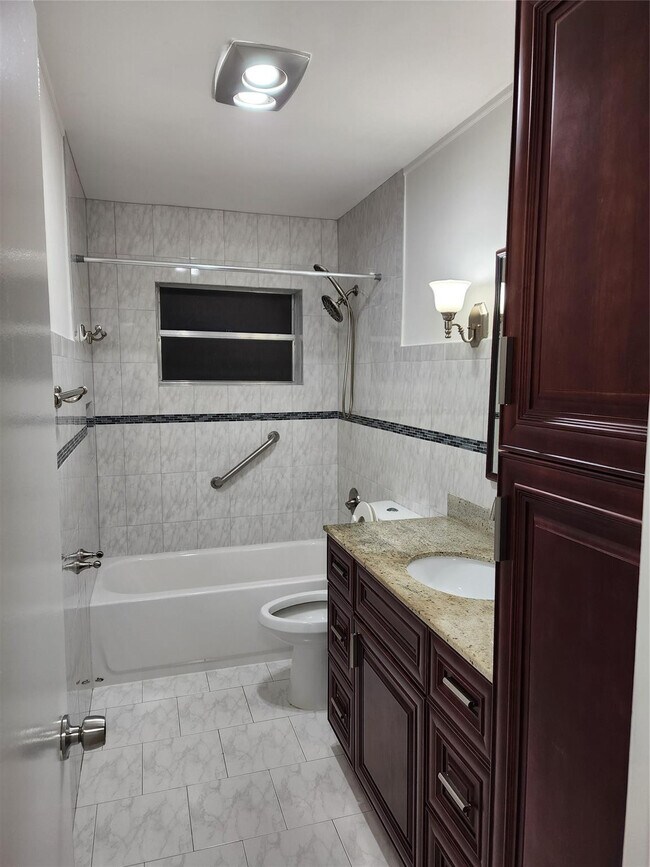 Building Photo - 5140 SW 40th Ave