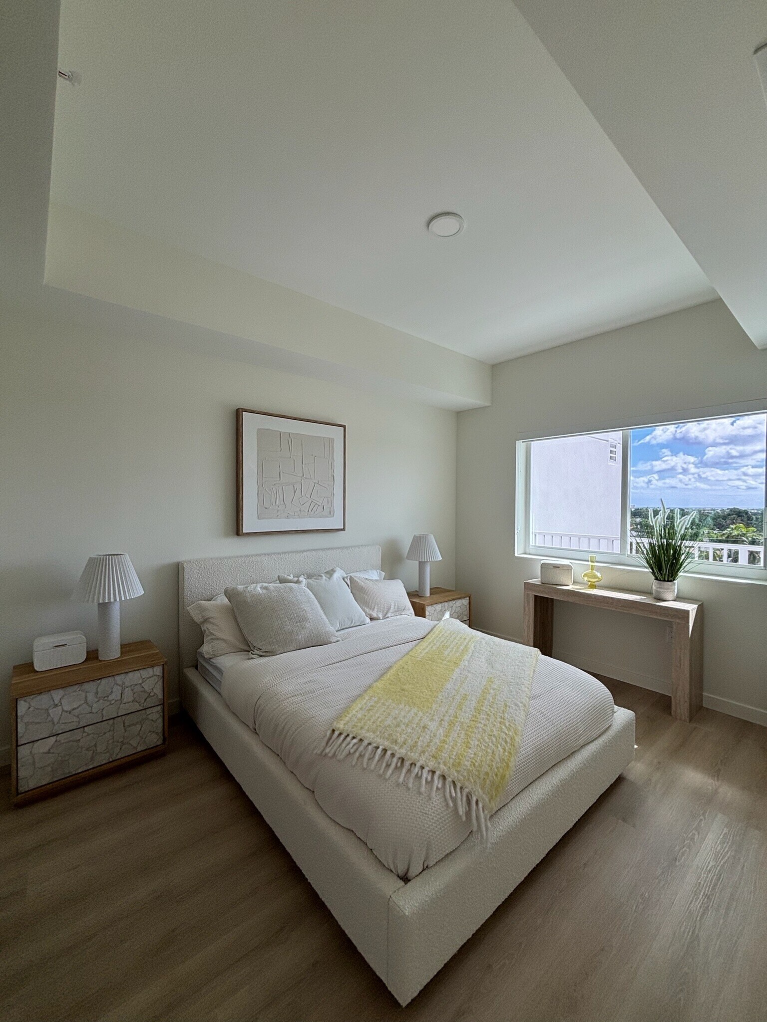 Building Photo - 902 17th Ave N