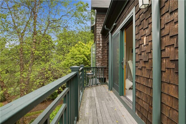 Building Photo - 158 Narragansett Ave