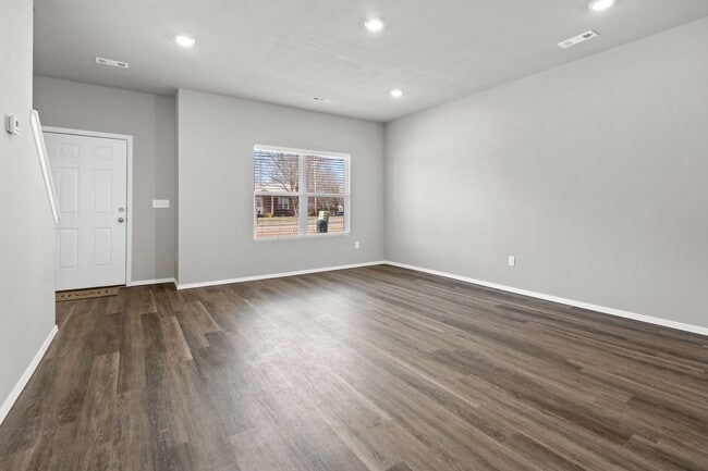 Building Photo - Spacious Home in Fayetteville!