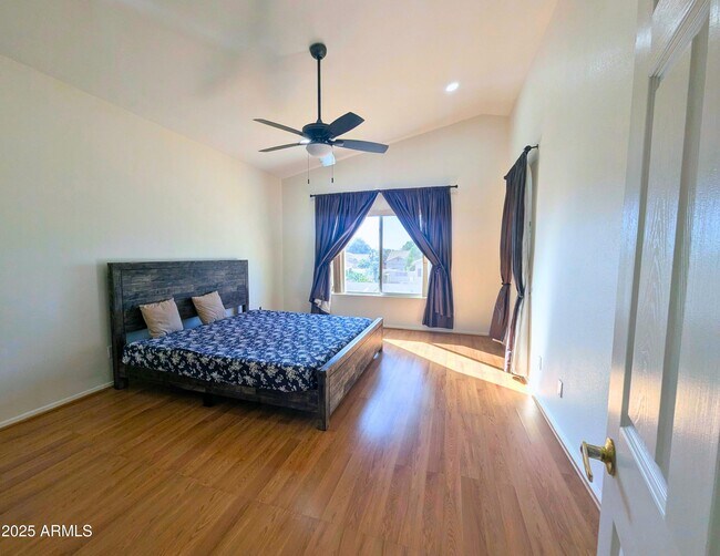 Building Photo - 242 S Sycamore Pl