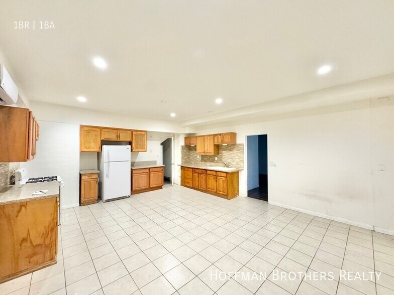 Building Photo - 1023 Larch St