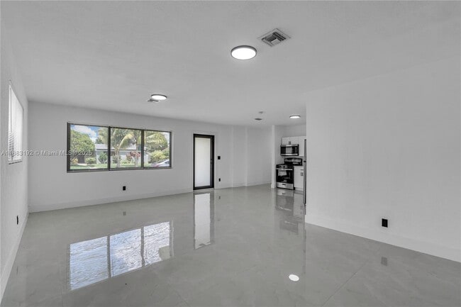 Building Photo - 1000 NW 198th St