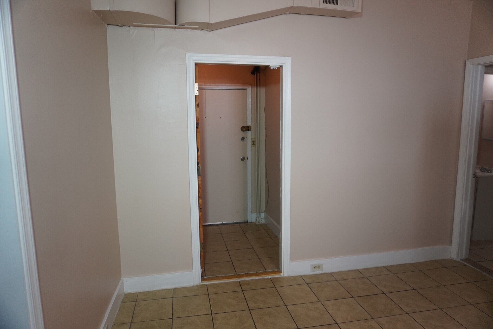 Building Photo - 3033 Hamilton Ave