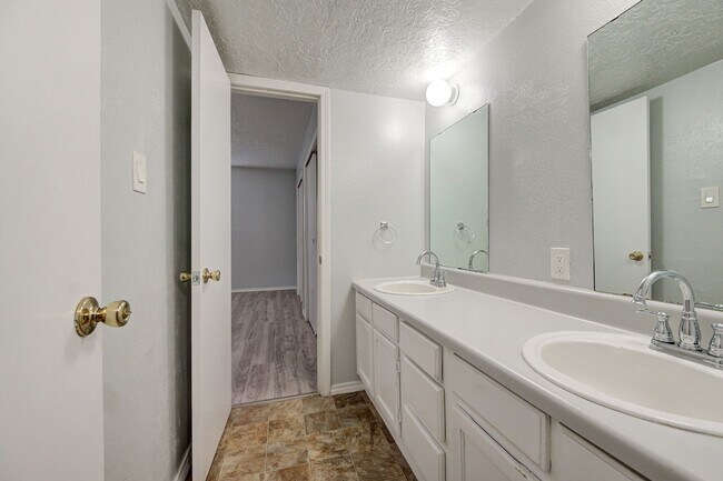 Building Photo - 1709 Beaumont Dr
