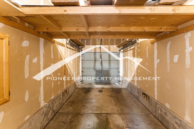 Building Photo - Gorgeous Condo with Washer/Dryer and Central AC
