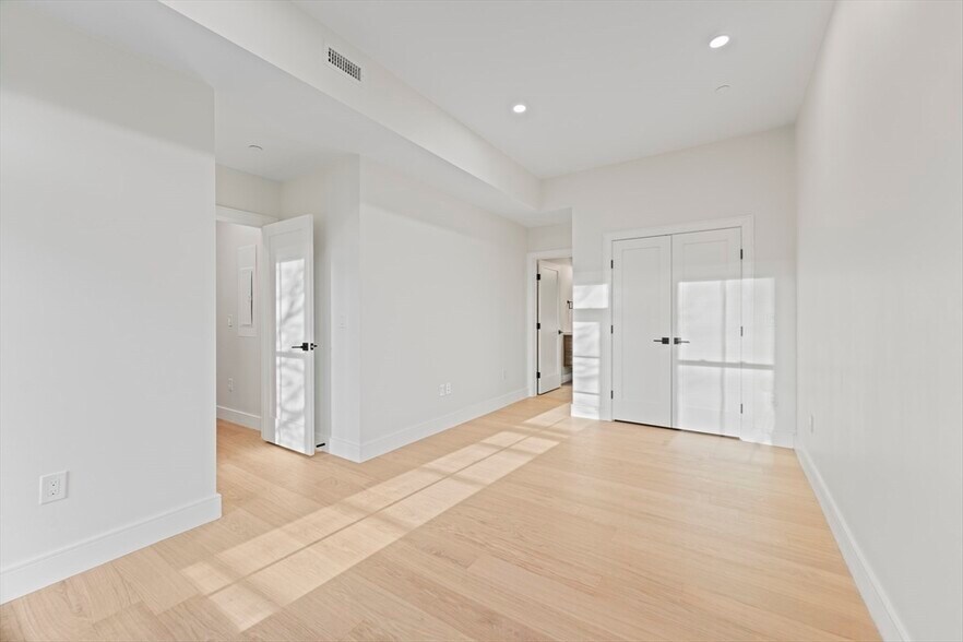 Building Photo - 224 W 9th St