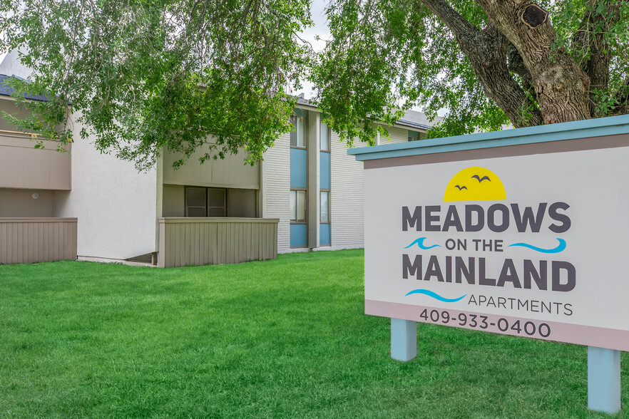 Building Photo - Meadows on the Mainland