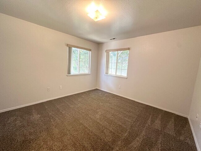 Building Photo - Fully renovated apartment in 2024 coming soon!