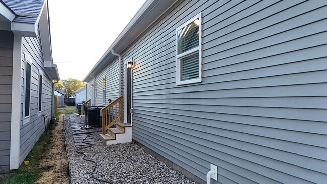 Building Photo - RnR Duplex SoBro