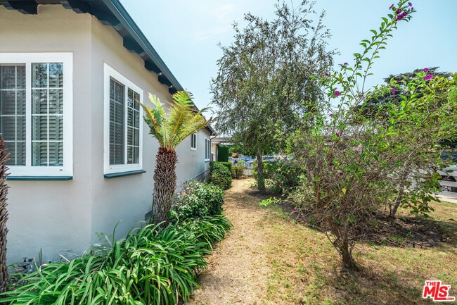 Building Photo - 2537 Cotner Ave