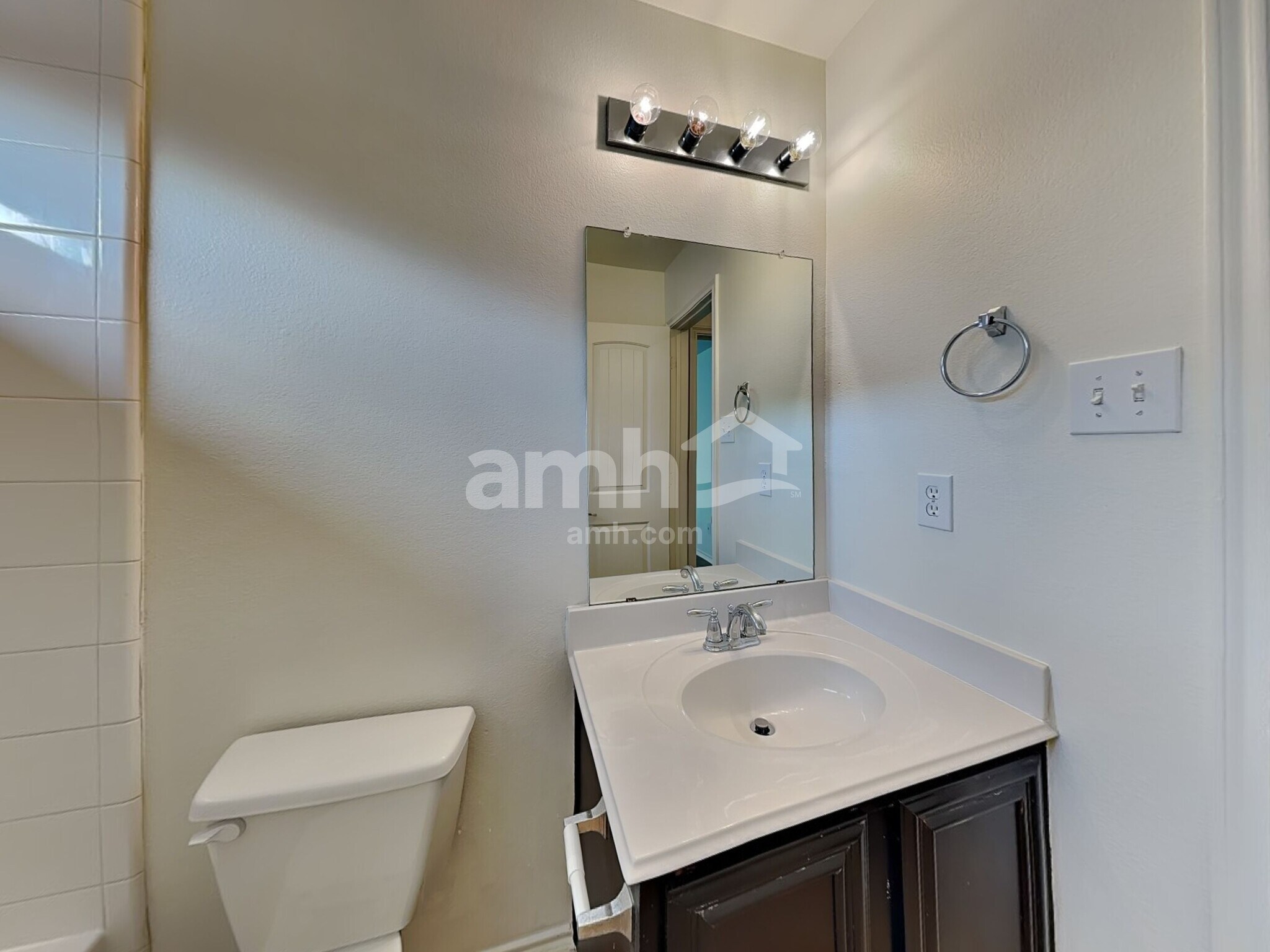 Building Photo - 2026 Wellington Pt