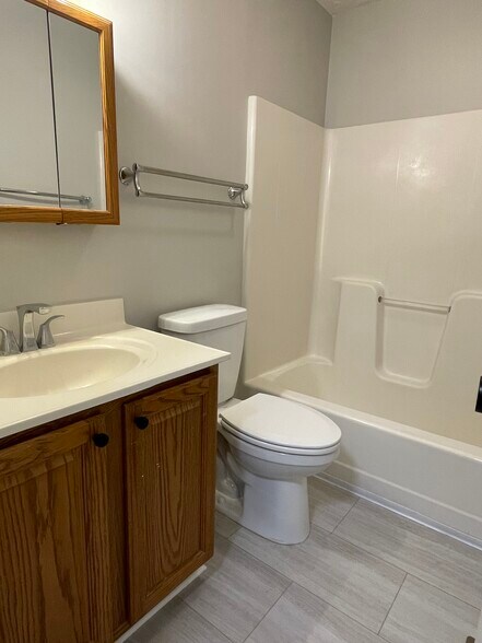 Full bathroom 2 - 10521 Cornell Ave