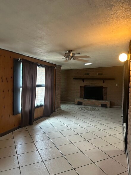 FAMILY ROOM - 2921 W Betsy Ross Pl