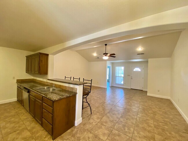 Building Photo - Sharp 3/3/2 in North Lubbock!