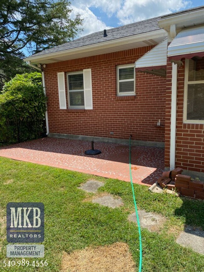 Building Photo - 2-Possibly 3 Bedroom completly remodeled home in Clearbrook