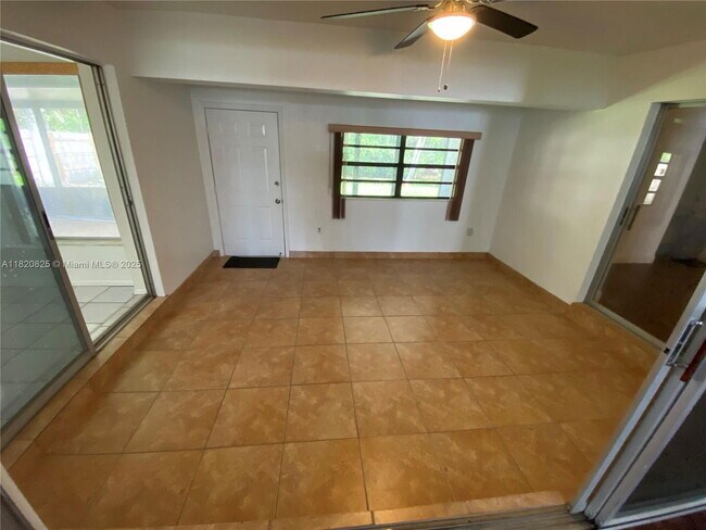 Building Photo - 8250 Southampton Dr