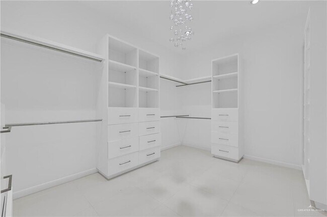 Building Photo - 18 Redbud Ave W