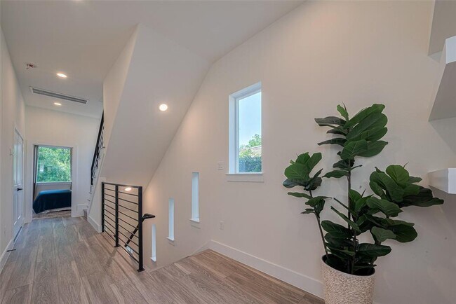 Building Photo - 2909 Nagle St