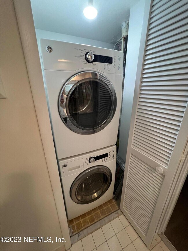 Building Photo - 2909 St Johns Ave