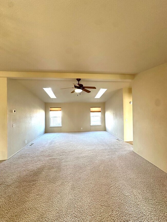 Building Photo - Light & bright single level home in NE Bend!