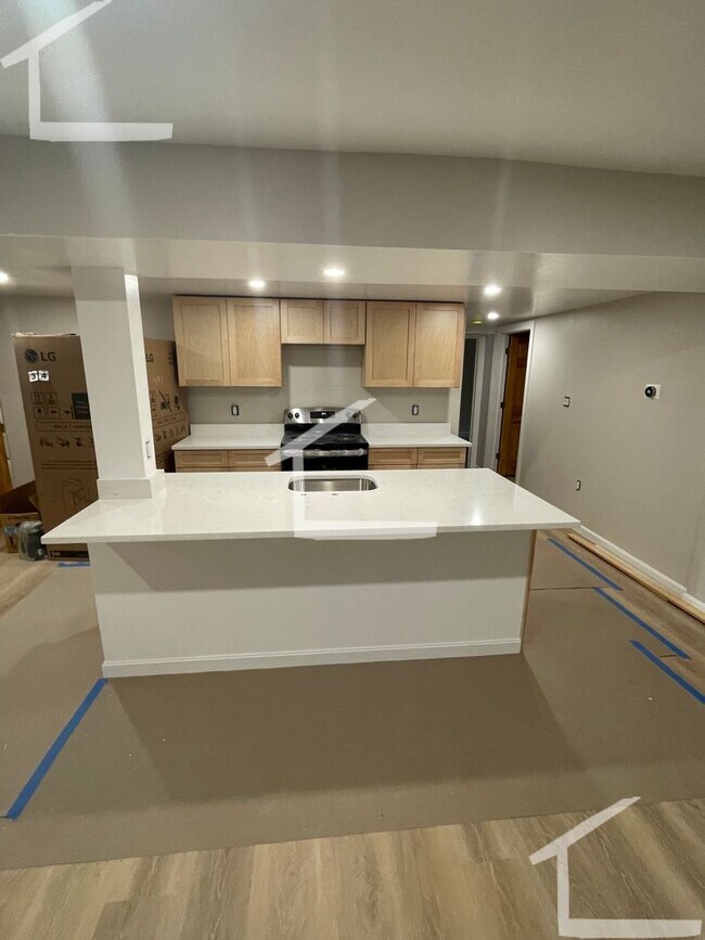 Primary Photo - Renovated 4 Bed W/ 2 Full Baths! Heat/hot ...