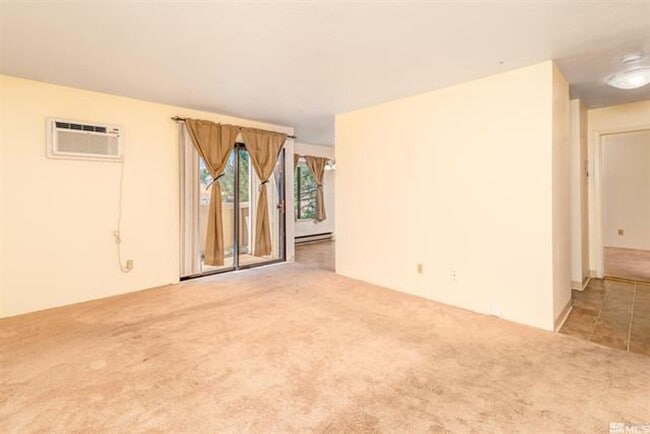Building Photo - Great 1 bedroom condo just off Clear Acre Lane