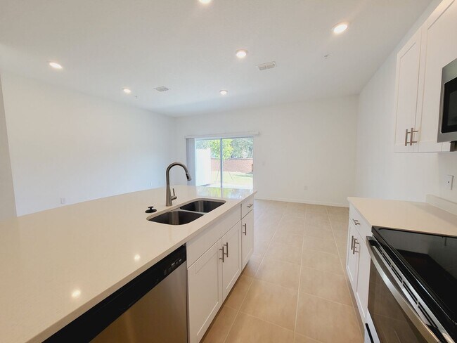 Building Photo - 3 Bedroom Townhouse  For Rent in St. Cloud, FL