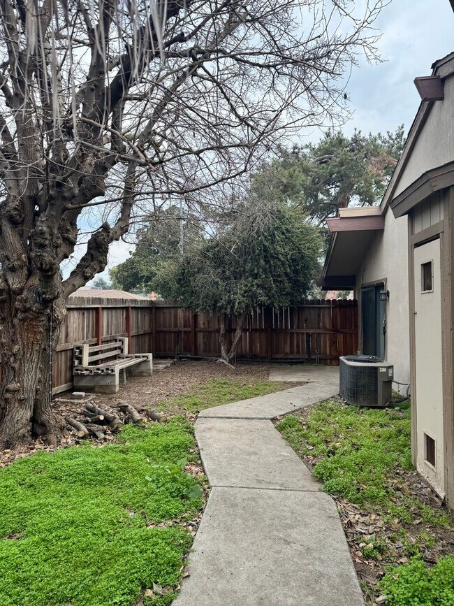 Building Photo - 4814 E Rialto Ave