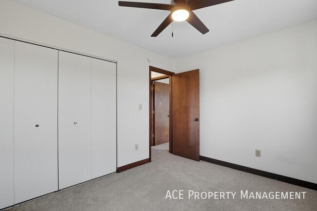 Building Photo - 725 Dakota Dr