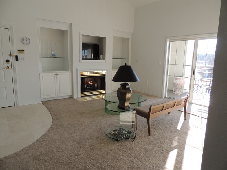 Living room with gas fireplace - 1292 Laskin Rd