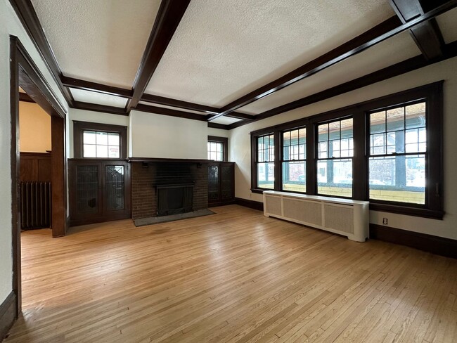 Building Photo - Charming 6 Bedroom Home in St.Paul!