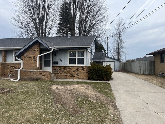 Primary Photo - 1201-1203 S 35th St